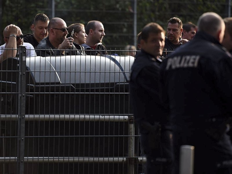 Ein Gruppe Hooligans aus ganz NRW wird am 21. September 2014 auf einem Parkplatz in der Nähe des Hauptbahnhofs Essen eingekesselt.Foto: Sebastian Konopka / WAZ FotoPool