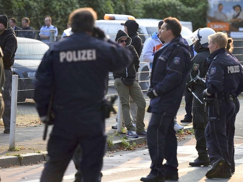 Ein Gruppe Hooligans aus ganz NRW wird am 21. September 2014 auf einem Parkplatz in der Nähe des Hauptbahnhofs Essen eingekesselt.Foto: Sebastian Konopka / WAZ FotoPool