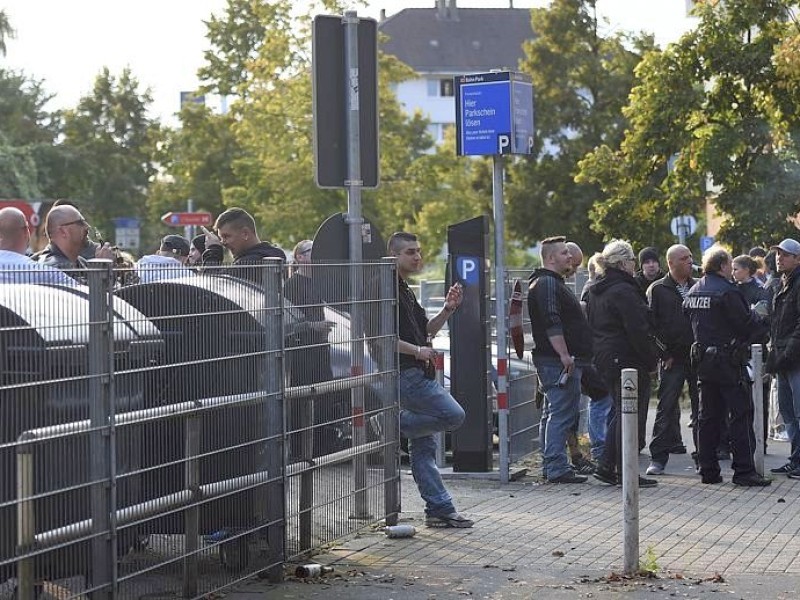 Ein Gruppe Hooligans aus ganz NRW wird am 21. September 2014 auf einem Parkplatz in der Nähe des Hauptbahnhofs Essen eingekesselt.Foto: Sebastian Konopka / WAZ FotoPool