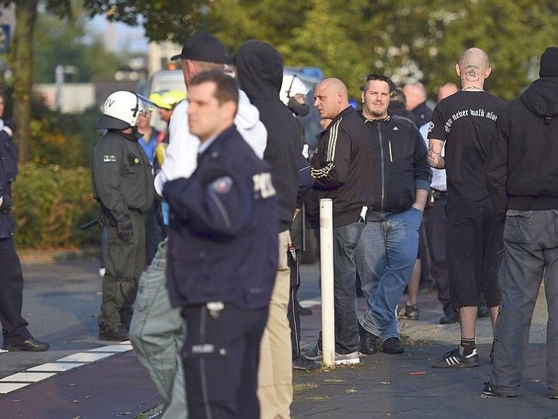 Ein Gruppe Hooligans aus ganz NRW wird am 21. September 2014 auf einem Parkplatz in der Nähe des Hauptbahnhofs Essen eingekesselt.Foto: Sebastian Konopka / WAZ FotoPool