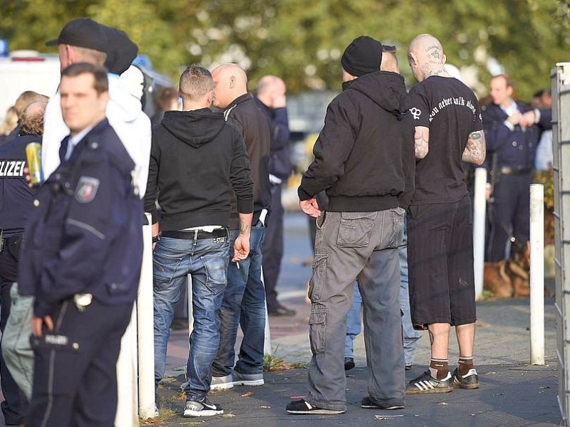 Ein Gruppe Hooligans aus ganz NRW wird am 21. September 2014 auf einem Parkplatz in der Nähe des Hauptbahnhofs Essen eingekesselt.Foto: Sebastian Konopka / WAZ FotoPool