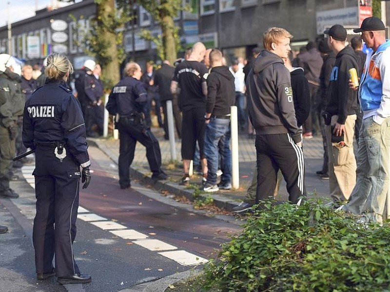 Ein Gruppe Hooligans aus ganz NRW wird am 21. September 2014 auf einem Parkplatz in der Nähe des Hauptbahnhofs Essen eingekesselt.Foto: Sebastian Konopka / WAZ FotoPool