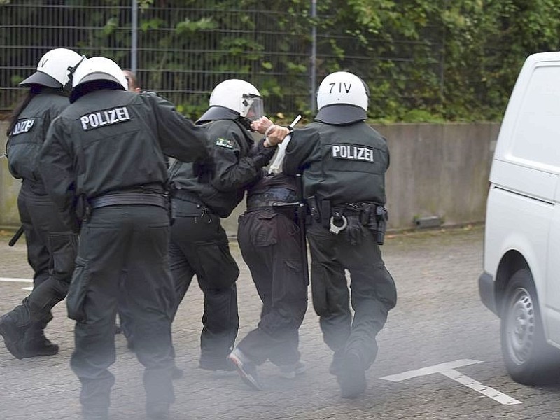 Ein Gruppe Hooligans aus ganz NRW wird am 21. September 2014 auf einem Parkplatz in der Nähe des Hauptbahnhofs Essen eingekesselt.Foto: Sebastian Konopka / WAZ FotoPool