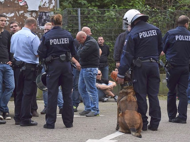 Ein Gruppe Hooligans aus ganz NRW wird am 21. September 2014 auf einem Parkplatz in der Nähe des Hauptbahnhofs Essen eingekesselt.Foto: Sebastian Konopka / WAZ FotoPool