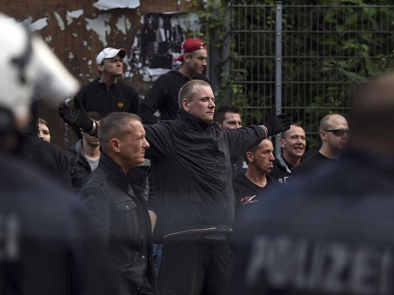 Ein Gruppe Hooligans aus ganz NRW wird am 21. September 2014 auf einem Parkplatz in der Nähe des Hauptbahnhofs Essen eingekesselt.Foto: Sebastian Konopka / WAZ FotoPool