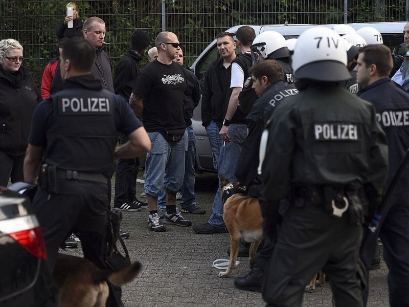 Ein Gruppe Hooligans aus ganz NRW wird am 21. September 2014 auf einem Parkplatz in der Nähe des Hauptbahnhofs Essen eingekesselt.Foto: Sebastian Konopka / WAZ FotoPool