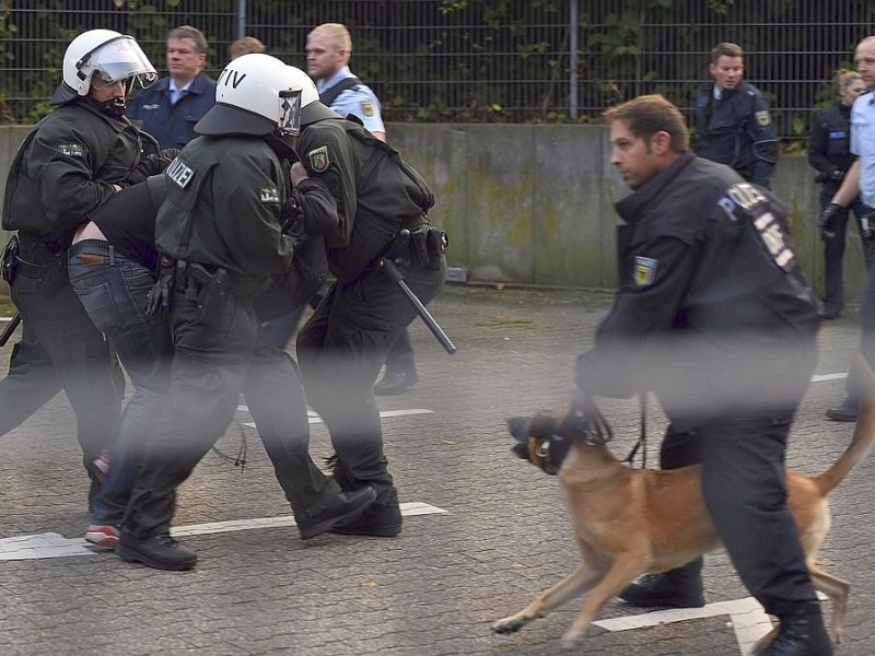 Ein Gruppe Hooligans aus ganz NRW wird am 21. September 2014 auf einem Parkplatz in der Nähe des Hauptbahnhofs Essen eingekesselt.Foto: Sebastian Konopka / WAZ FotoPool