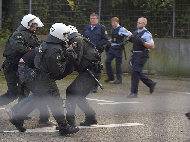 Ein Gruppe Hooligans aus ganz NRW wird am 21. September 2014 auf einem Parkplatz in der Nähe des Hauptbahnhofs Essen eingekesselt.Foto: Sebastian Konopka / WAZ FotoPool