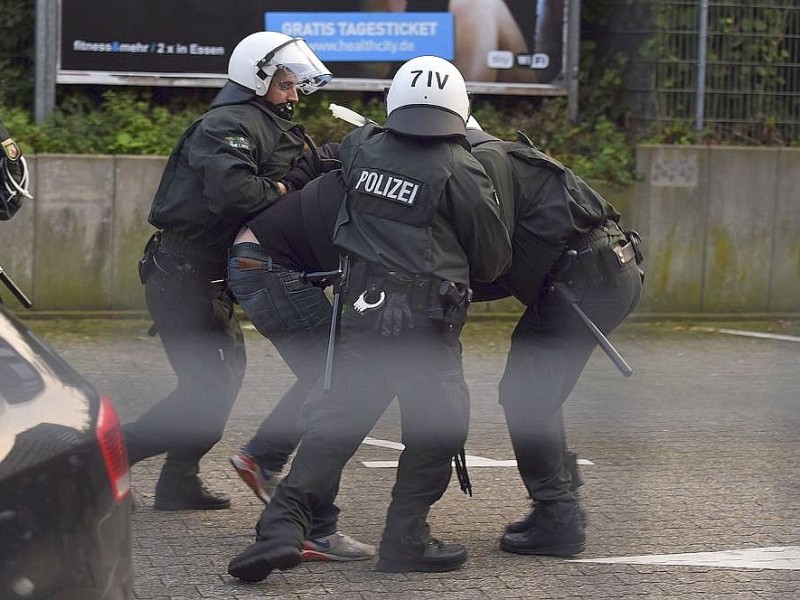 Ein Gruppe Hooligans aus ganz NRW wird am 21. September 2014 auf einem Parkplatz in der Nähe des Hauptbahnhofs Essen eingekesselt.Foto: Sebastian Konopka / WAZ FotoPool