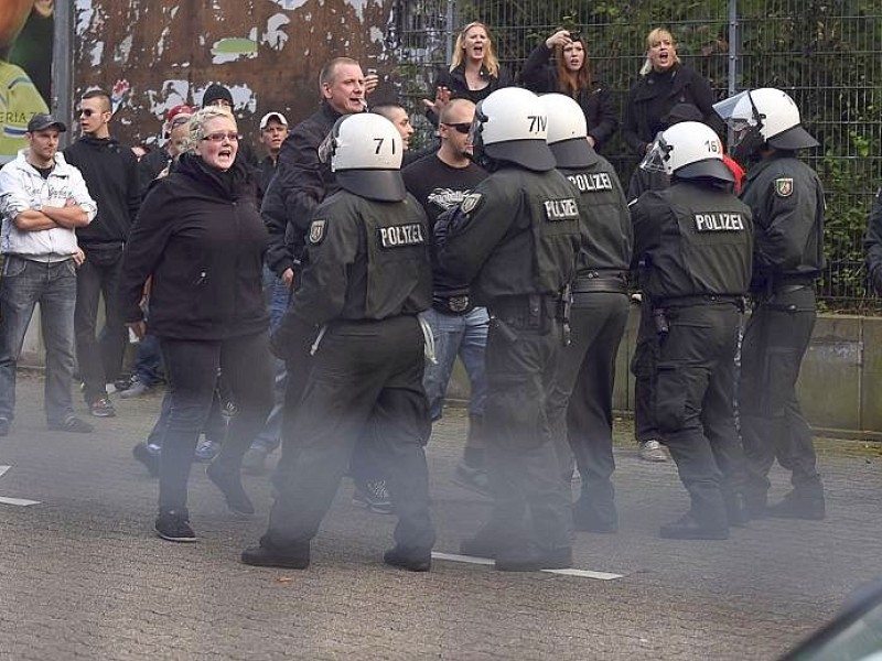 Ein Gruppe Hooligans aus ganz NRW wird am 21. September 2014 auf einem Parkplatz in der Nähe des Hauptbahnhofs Essen eingekesselt.Foto: Sebastian Konopka / WAZ FotoPool