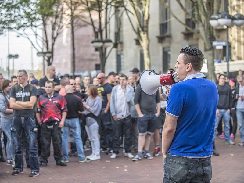 Rund 200 Hooligans trafen sich in der Dortmunder Innenstadt.