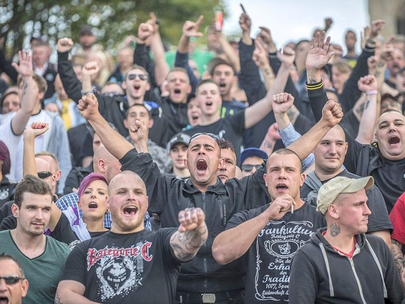 Rund 200 Hooligans trafen sich in der Dortmunder Innenstadt.