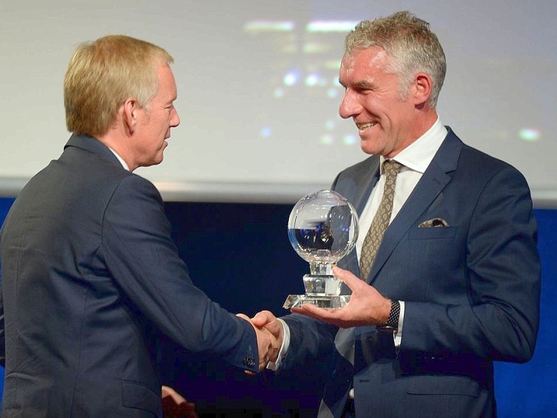 Fußballtrainer Mirko Slomka (r.) hielt die Lobesrede auf den TV-Moderator Johannes B. Kerner.