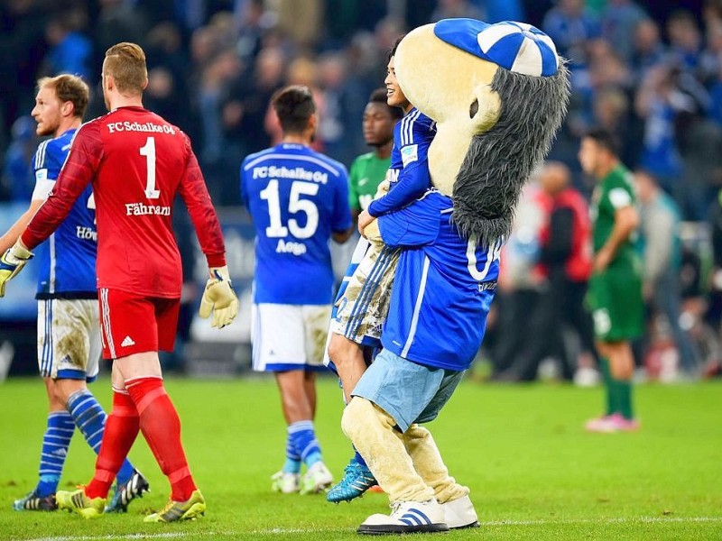 Schalke 04 feierte einen wichtigen, allerdings auch glücklichen 1:0-Sieg gegen den FC Augsburg - und musste diesen Sieg teuer bezahlen: Julian Draxler verletzte sich wohl schwer am Oberschenkel.