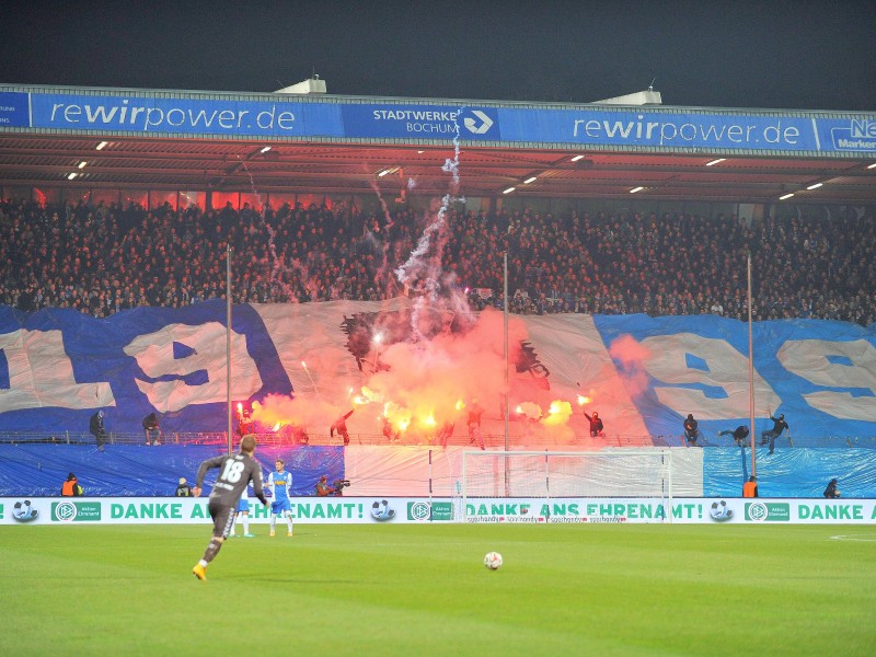 Die Ultras des VfL Bochum zündeten beim Heimspiel der Blauweißen gegen den FC St. Pauli in der Halbzeit Pyrotechnik en masse.