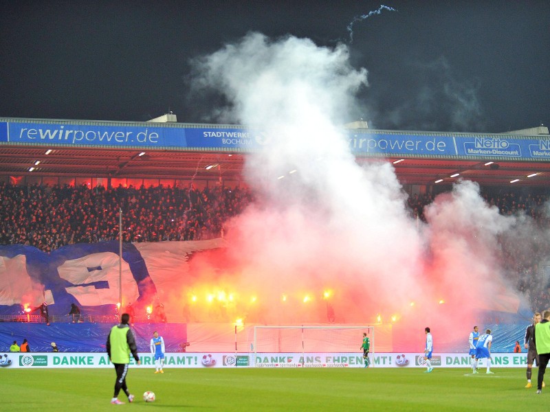 Die Ultras des VfL Bochum zündeten beim Heimspiel der Blauweißen gegen den FC St. Pauli in der Halbzeit Pyrotechnik en masse.