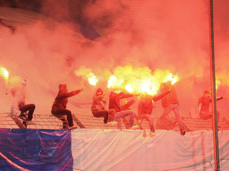 Die Ultras des VfL Bochum zündeten beim Heimspiel der Blauweißen gegen den FC St. Pauli in der Halbzeit Pyrotechnik en masse.