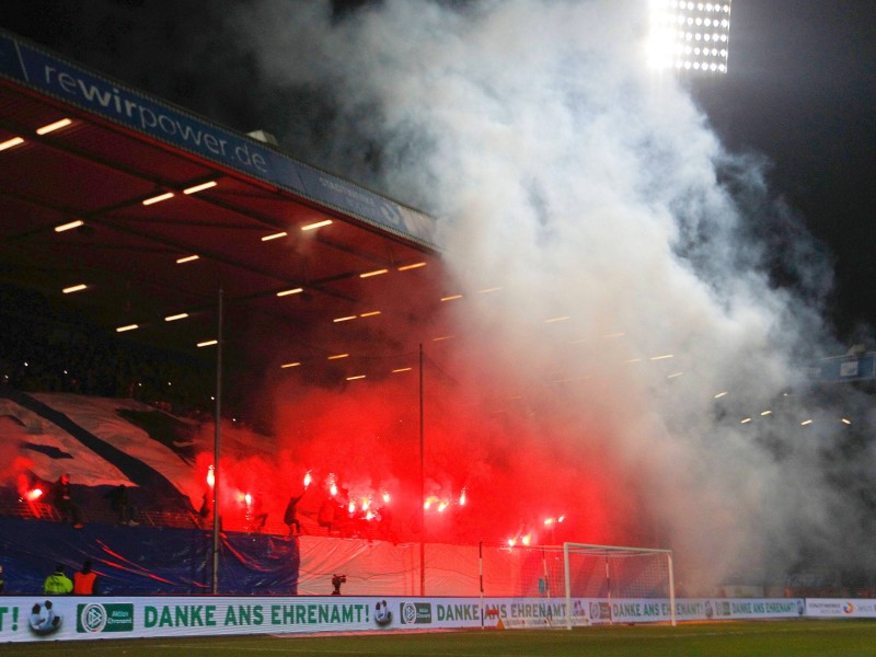 Die Ultras des VfL Bochum zündeten beim Heimspiel der Blauweißen gegen den FC St. Pauli in der Halbzeit Pyrotechnik en masse.