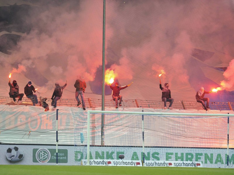 Die Ultras des VfL Bochum zündeten beim Heimspiel der Blauweißen gegen den FC St. Pauli in der Halbzeit Pyrotechnik en masse.