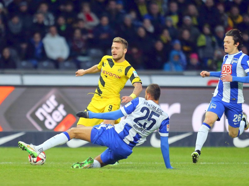 Der ehemalige Dortmunder Julian Schieber hat beim BVB die Verunsicherung neu entfacht. Mit einem perfekten Kontertor sorgte der 25 Jahre alte Stürmer am 15. Spieltag der Fußball-Bundesliga für den 1:0 (1:0)-Sieg von Hertha BSC und stürzte Borussia Dortmund zurück in die Abstiegszone. Für die Berliner, die mit 17 Punkten in der Tabelle auf Rang zwölf kletterten, war es vor 75 254 Zuschauern der erste Heimsieg gegen den BVB seit mehr als sieben Jahren. Champions-League-Achtelfinalist Borussia steht mit 14 Punkten auf dem 16. Rang, der zum Saisonende die Abstiegsrelegation bedeuten würde.