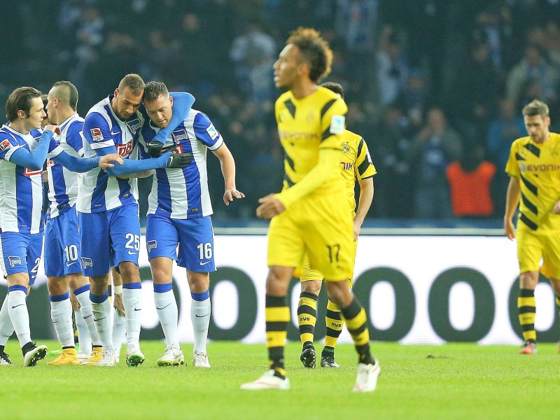 Der ehemalige Dortmunder Julian Schieber hat beim BVB die Verunsicherung neu entfacht. Mit einem perfekten Kontertor sorgte der 25 Jahre alte Stürmer am 15. Spieltag der Fußball-Bundesliga für den 1:0 (1:0)-Sieg von Hertha BSC und stürzte Borussia Dortmund zurück in die Abstiegszone. Für die Berliner, die mit 17 Punkten in der Tabelle auf Rang zwölf kletterten, war es vor 75 254 Zuschauern der erste Heimsieg gegen den BVB seit mehr als sieben Jahren. Champions-League-Achtelfinalist Borussia steht mit 14 Punkten auf dem 16. Rang, der zum Saisonende die Abstiegsrelegation bedeuten würde.