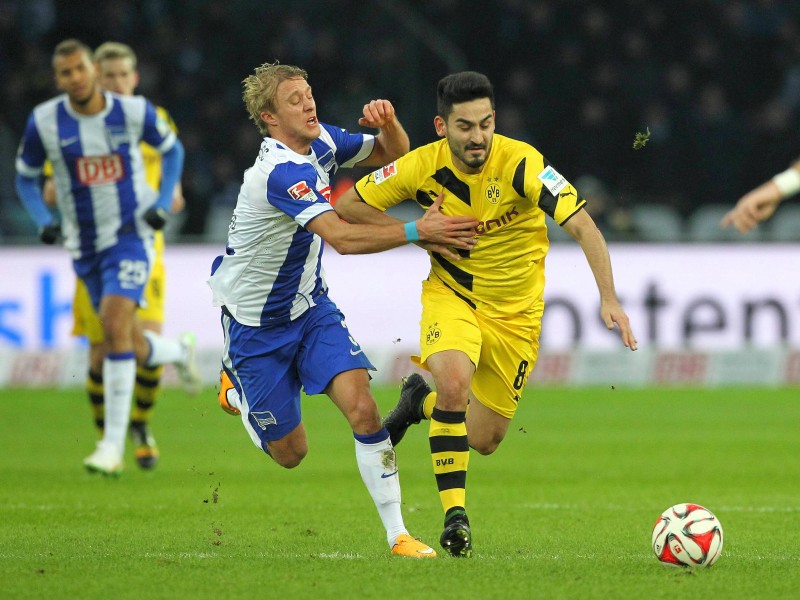 Der ehemalige Dortmunder Julian Schieber hat beim BVB die Verunsicherung neu entfacht. Mit einem perfekten Kontertor sorgte der 25 Jahre alte Stürmer am 15. Spieltag der Fußball-Bundesliga für den 1:0 (1:0)-Sieg von Hertha BSC und stürzte Borussia Dortmund zurück in die Abstiegszone. Für die Berliner, die mit 17 Punkten in der Tabelle auf Rang zwölf kletterten, war es vor 75 254 Zuschauern der erste Heimsieg gegen den BVB seit mehr als sieben Jahren. Champions-League-Achtelfinalist Borussia steht mit 14 Punkten auf dem 16. Rang, der zum Saisonende die Abstiegsrelegation bedeuten würde.