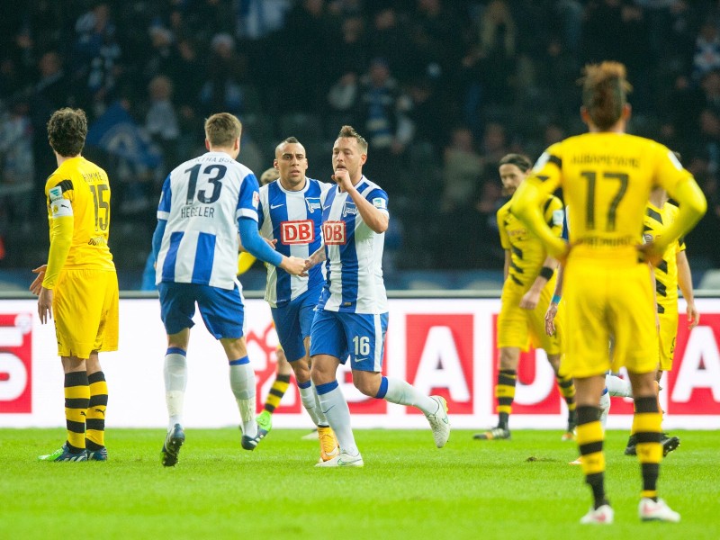 Der ehemalige Dortmunder Julian Schieber hat beim BVB die Verunsicherung neu entfacht. Mit einem perfekten Kontertor sorgte der 25 Jahre alte Stürmer am 15. Spieltag der Fußball-Bundesliga für den 1:0 (1:0)-Sieg von Hertha BSC und stürzte Borussia Dortmund zurück in die Abstiegszone. Für die Berliner, die mit 17 Punkten in der Tabelle auf Rang zwölf kletterten, war es vor 75 254 Zuschauern der erste Heimsieg gegen den BVB seit mehr als sieben Jahren. Champions-League-Achtelfinalist Borussia steht mit 14 Punkten auf dem 16. Rang, der zum Saisonende die Abstiegsrelegation bedeuten würde.