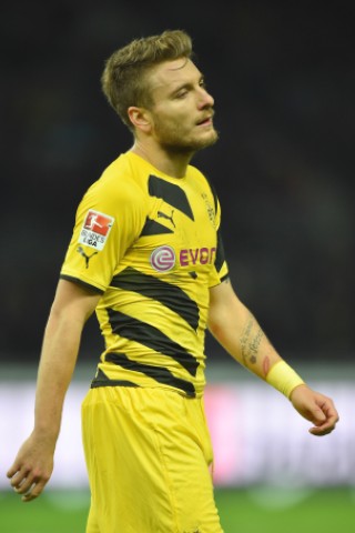 Der ehemalige Dortmunder Julian Schieber hat beim BVB die Verunsicherung neu entfacht. Mit einem perfekten Kontertor sorgte der 25 Jahre alte Stürmer am 15. Spieltag der Fußball-Bundesliga für den 1:0 (1:0)-Sieg von Hertha BSC und stürzte Borussia Dortmund zurück in die Abstiegszone. Für die Berliner, die mit 17 Punkten in der Tabelle auf Rang zwölf kletterten, war es vor 75 254 Zuschauern der erste Heimsieg gegen den BVB seit mehr als sieben Jahren. Champions-League-Achtelfinalist Borussia steht mit 14 Punkten auf dem 16. Rang, der zum Saisonende die Abstiegsrelegation bedeuten würde.