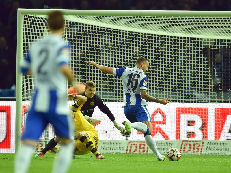 Der ehemalige Dortmunder Julian Schieber hat beim BVB die Verunsicherung neu entfacht. Mit einem perfekten Kontertor sorgte der 25 Jahre alte Stürmer am 15. Spieltag der Fußball-Bundesliga für den 1:0 (1:0)-Sieg von Hertha BSC und stürzte Borussia Dortmund zurück in die Abstiegszone. Für die Berliner, die mit 17 Punkten in der Tabelle auf Rang zwölf kletterten, war es vor 75 254 Zuschauern der erste Heimsieg gegen den BVB seit mehr als sieben Jahren. Champions-League-Achtelfinalist Borussia steht mit 14 Punkten auf dem 16. Rang, der zum Saisonende die Abstiegsrelegation bedeuten würde.