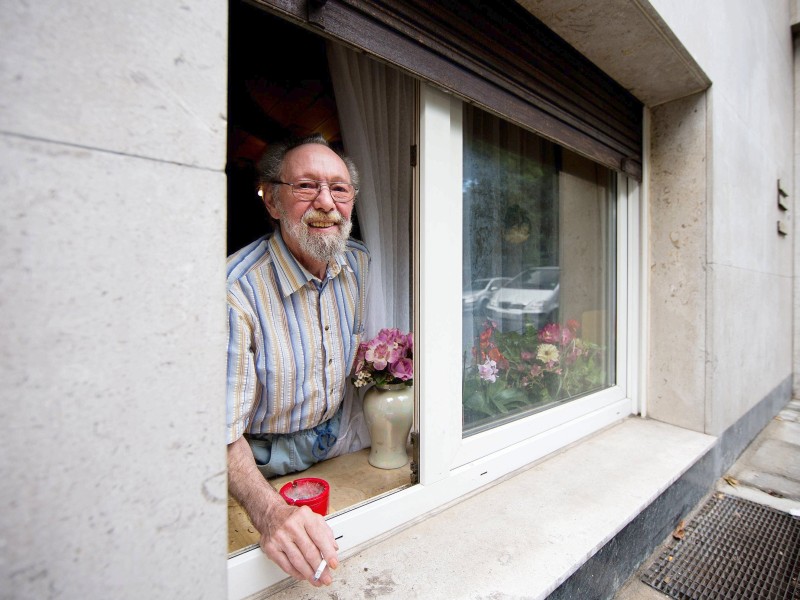 Dem ehemaligen Hausmeister des Hauses wurde die Wohnung wegen unzumutbarer Belästigung seiner Hausnachbarn fristlos gekündigt.