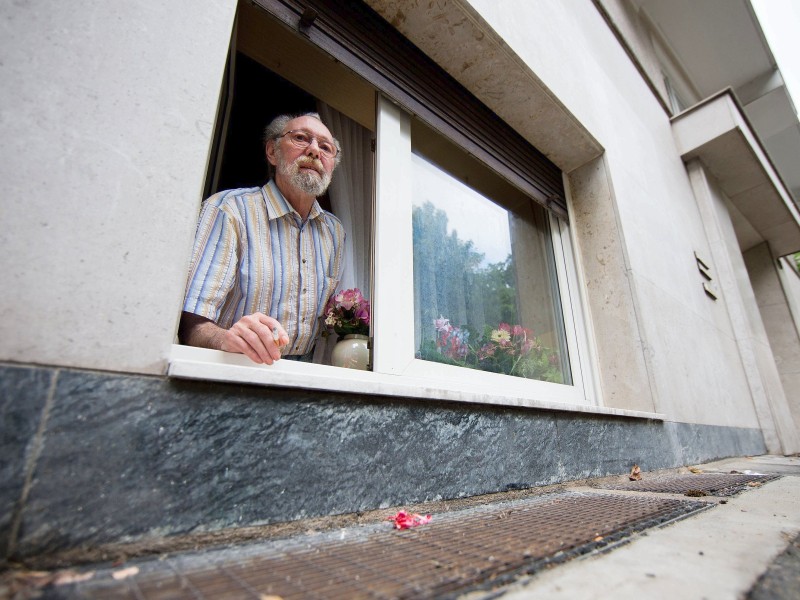 Friedhelm Adolfs raucht weiter aus dem Fenster.