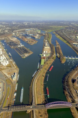 Blick auf den OB-Karl-Lehr-Brückenzug, Ruhrwehr, Ruhrschleuse und Kohleninsel im März 2015.