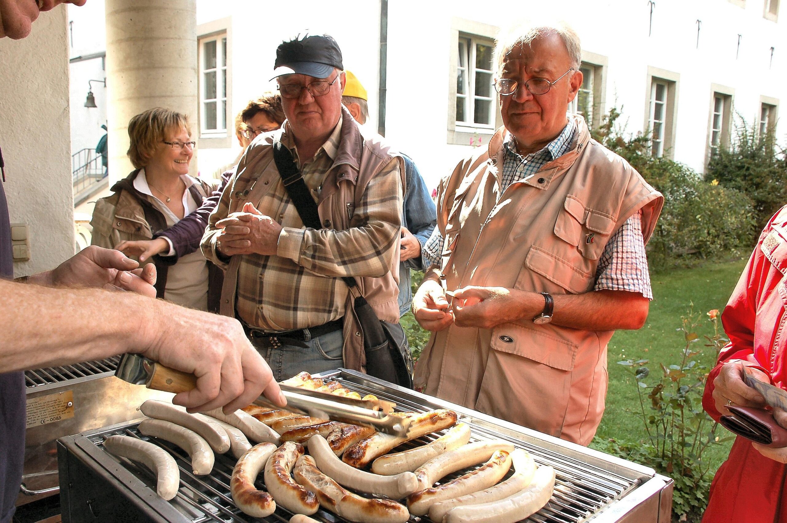 Der 25. Juli ist seit dem achten Jahrhundert Festtag für den Apostel Jakobus. Dass die Pilgergemeinde aus Lünen und Umgebung ihn am vergangenen Samstag schon zwei Tage früher feierte, hatte organisatorische Gründe. Denn nicht nur Rentner, sondern auch Menschen, die im Arbeitsleben stehen, sollten mit eingeschlossen werden. Dass sich dann aber so viele Pilger einfanden, die an der zwölf Kilometer langen Wanderung von Herbern nach Werne teilnahmen, überraschte selbst „Cheforganisator“ Horst Störmer.