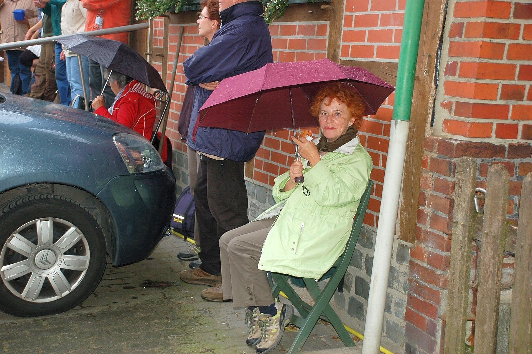 Der 25. Juli ist seit dem achten Jahrhundert Festtag für den Apostel Jakobus. Dass die Pilgergemeinde aus Lünen und Umgebung ihn am vergangenen Samstag schon zwei Tage früher feierte, hatte organisatorische Gründe. Denn nicht nur Rentner, sondern auch Menschen, die im Arbeitsleben stehen, sollten mit eingeschlossen werden. Dass sich dann aber so viele Pilger einfanden, die an der zwölf Kilometer langen Wanderung von Herbern nach Werne teilnahmen, überraschte selbst „Cheforganisator“ Horst Störmer.