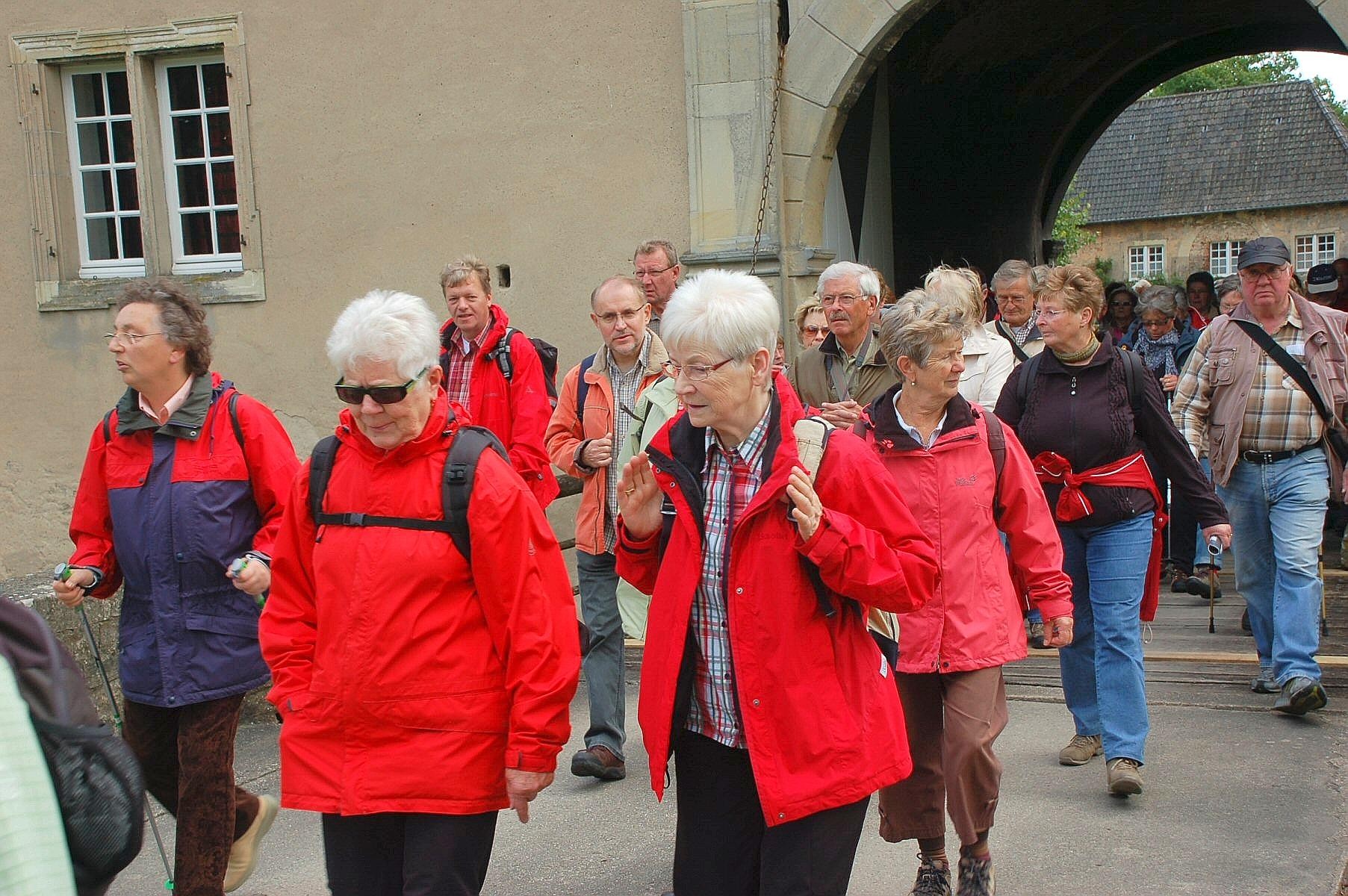 Der 25. Juli ist seit dem achten Jahrhundert Festtag für den Apostel Jakobus. Dass die Pilgergemeinde aus Lünen und Umgebung ihn am vergangenen Samstag schon zwei Tage früher feierte, hatte organisatorische Gründe. Denn nicht nur Rentner, sondern auch Menschen, die im Arbeitsleben stehen, sollten mit eingeschlossen werden. Dass sich dann aber so viele Pilger einfanden, die an der zwölf Kilometer langen Wanderung von Herbern nach Werne teilnahmen, überraschte selbst „Cheforganisator“ Horst Störmer.