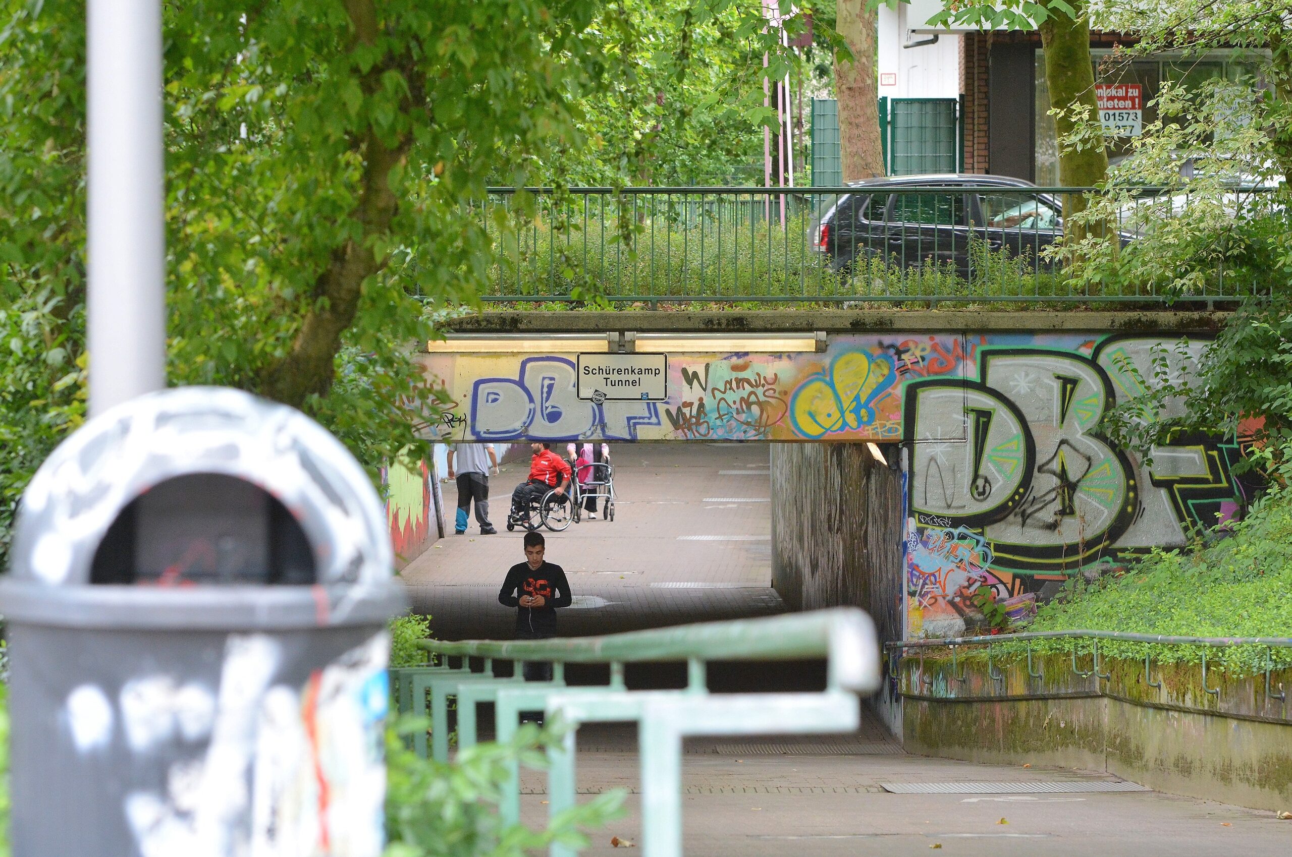 Die WAZ besucht für das Online-Feature über die Graffiti-Szene im Ruhrgebiet am Montag, 20.07.2015, Steven Blaton und seine Crew beim Live-Sprühen im Gladbecker Schürenkamptunnel. Diese Hall of Fame ist reich bebildert, aber jedes Kunstwerk kann schon am nächsten Tag wieder übermalt sein. Foto: Oliver Mengedoht / FUNKE Foto Services