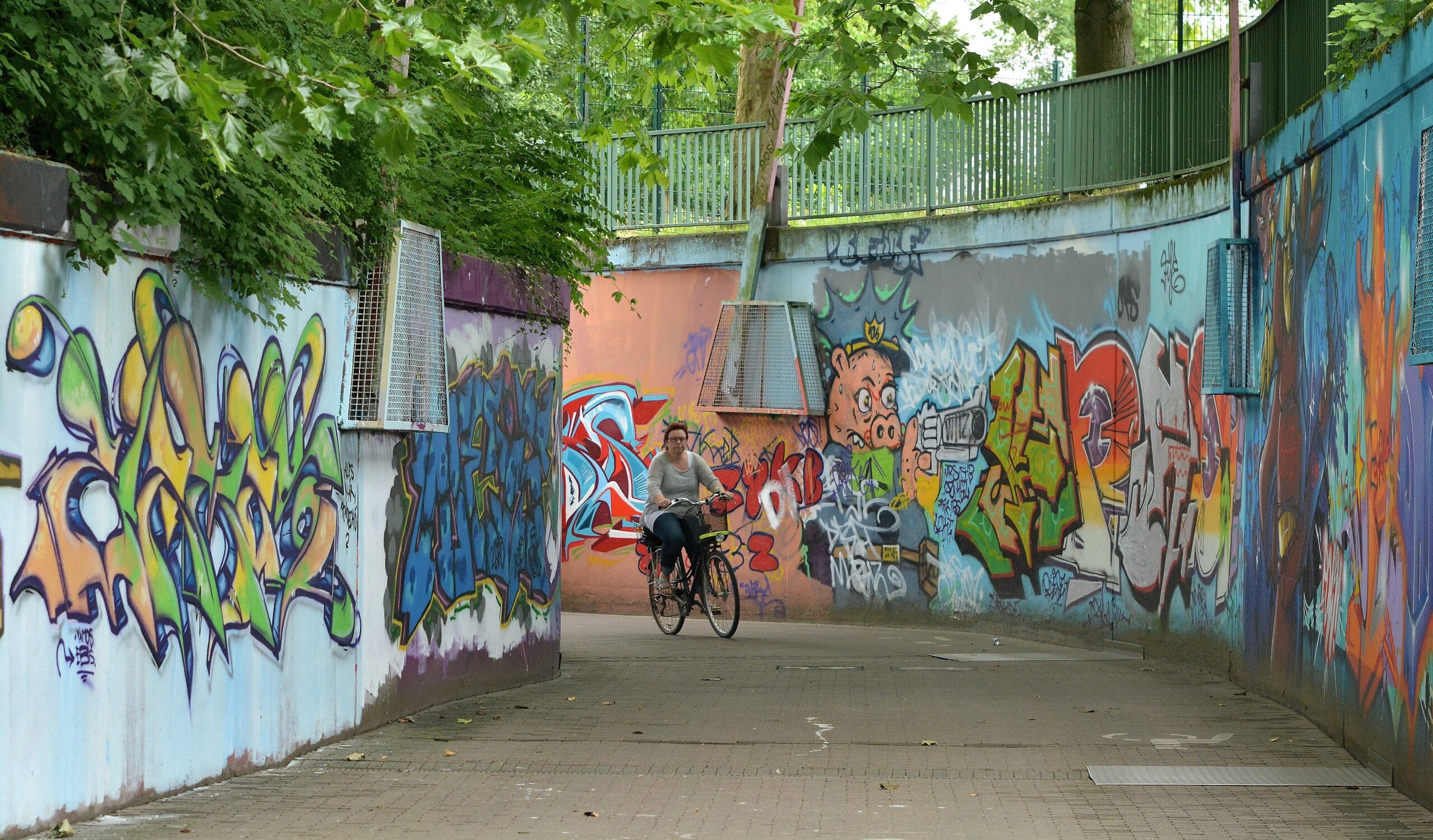 Die WAZ besucht für das Online-Feature über die Graffiti-Szene im Ruhrgebiet am Montag, 20.07.2015, Steven Blaton und seine Crew beim Live-Sprühen im Gladbecker Schürenkamptunnel. Diese Hall of Fame ist reich bebildert, aber jedes Kunstwerk kann schon am nächsten Tag wieder übermalt sein. Foto: Oliver Mengedoht / FUNKE Foto Services