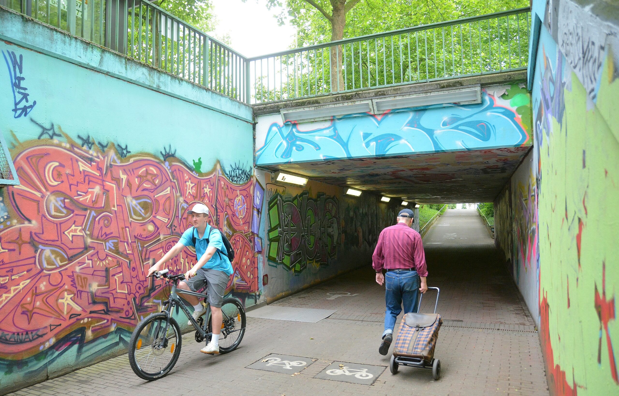 Die WAZ besucht für das Online-Feature über die Graffiti-Szene im Ruhrgebiet am Montag, 20.07.2015, Steven Blaton und seine Crew beim Live-Sprühen im Gladbecker Schürenkamptunnel. Diese Hall of Fame ist reich bebildert, aber jedes Kunstwerk kann schon am nächsten Tag wieder übermalt sein. Foto: Oliver Mengedoht / FUNKE Foto Services