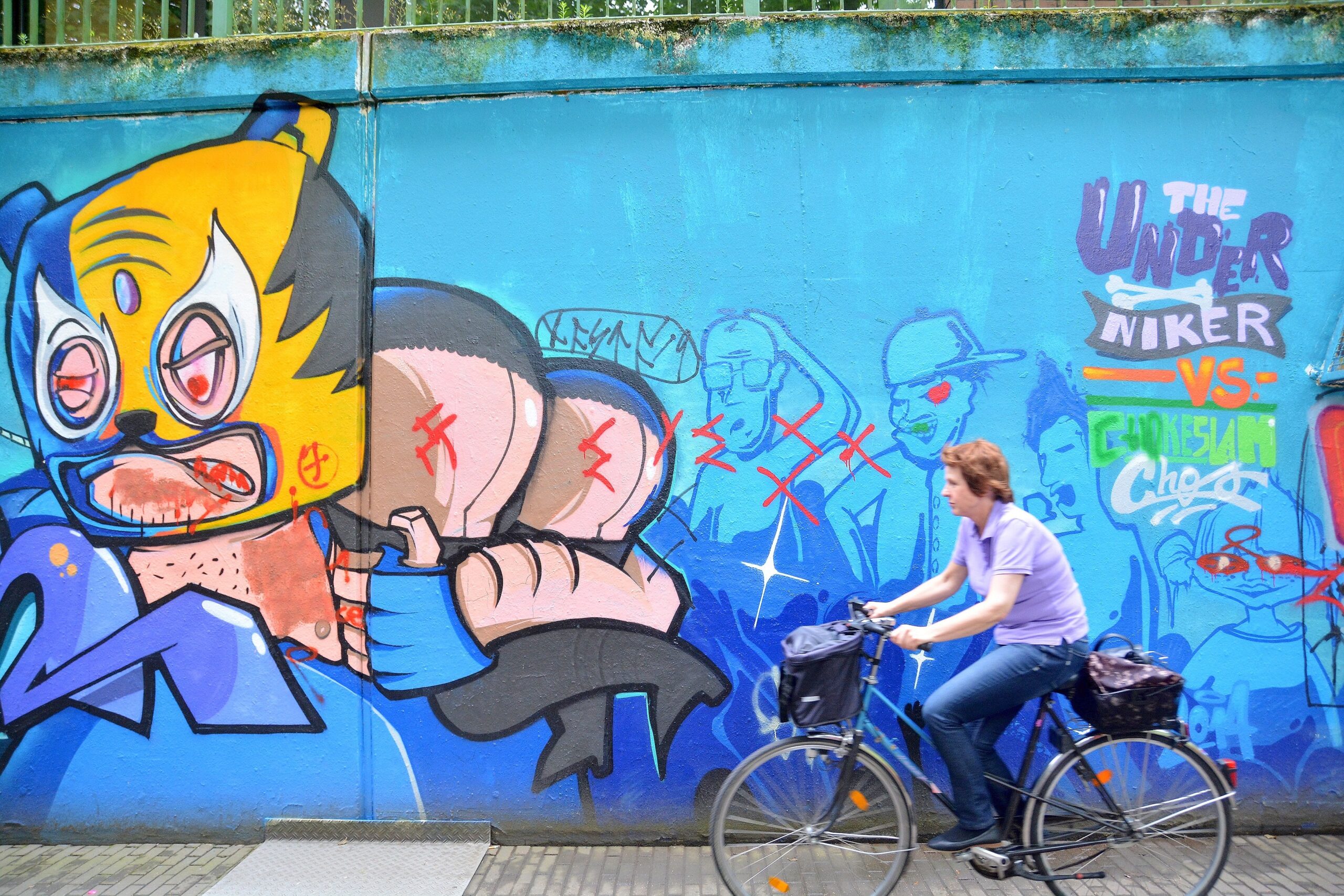 Die WAZ besucht für das Online-Feature über die Graffiti-Szene im Ruhrgebiet am Montag, 20.07.2015, Steven Blaton und seine Crew beim Live-Sprühen im Gladbecker Schürenkamptunnel. Diese Hall of Fame ist reich bebildert, aber jedes Kunstwerk kann schon am nächsten Tag wieder übermalt sein. Foto: Oliver Mengedoht / FUNKE Foto Services