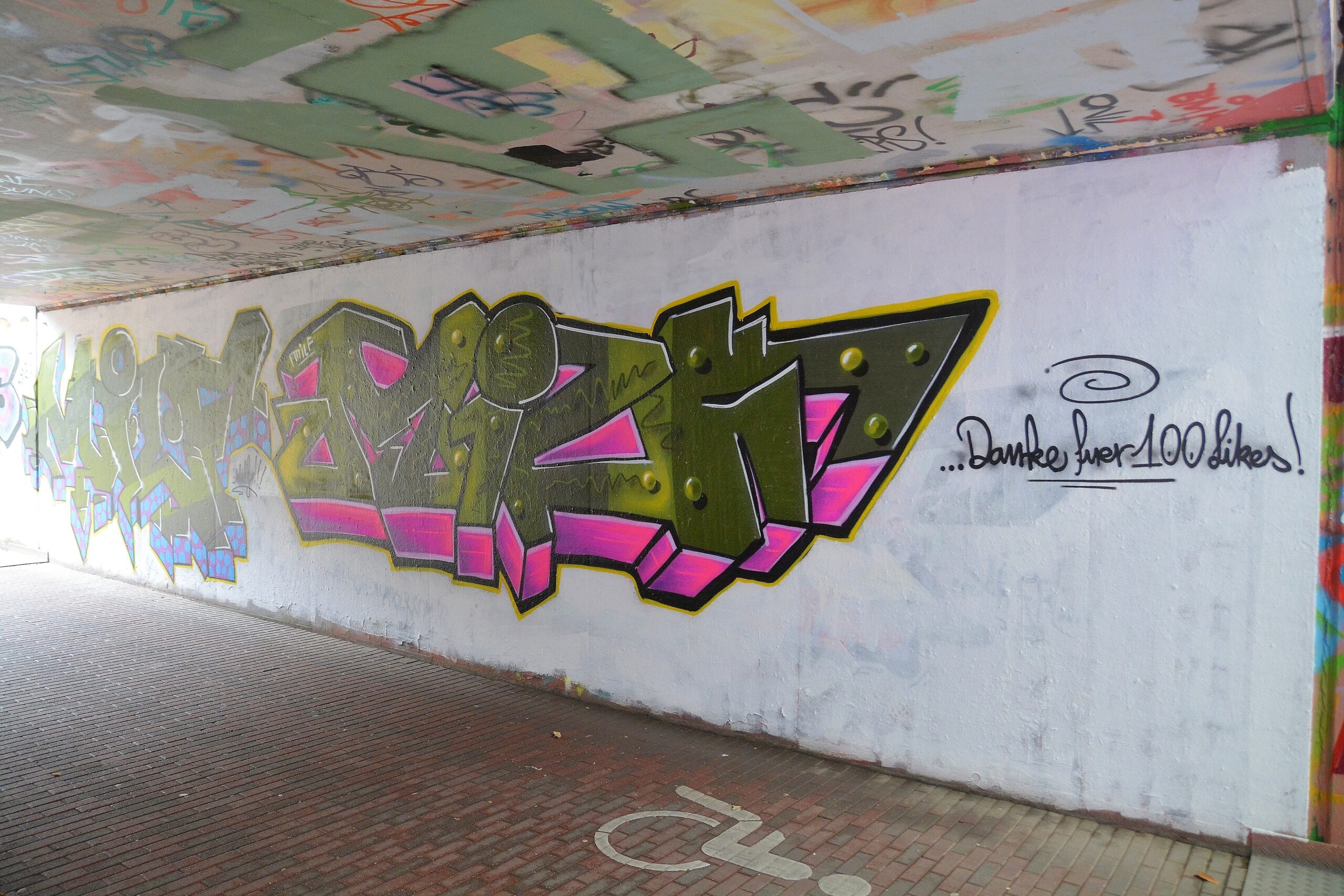 Die WAZ besucht für das Online-Feature über die Graffiti-Szene im Ruhrgebiet am Montag, 20.07.2015, Steven Blaton und seine Crew beim Live-Sprühen im Gladbecker Schürenkamptunnel. Diese Hall of Fame ist reich bebildert, aber jedes Kunstwerk kann schon am nächsten Tag wieder übermalt sein. Foto: Oliver Mengedoht / FUNKE Foto Services