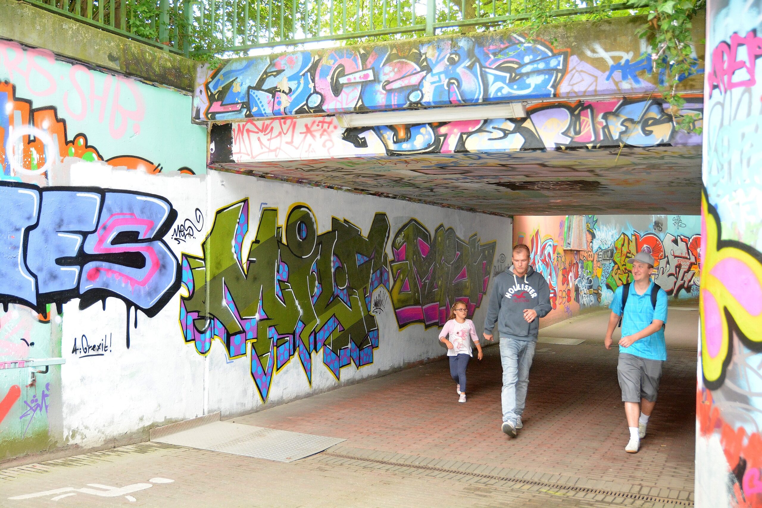 Die WAZ besucht für das Online-Feature über die Graffiti-Szene im Ruhrgebiet am Montag, 20.07.2015, Steven Blaton und seine Crew beim Live-Sprühen im Gladbecker Schürenkamptunnel. Diese Hall of Fame ist reich bebildert, aber jedes Kunstwerk kann schon am nächsten Tag wieder übermalt sein. Foto: Oliver Mengedoht / FUNKE Foto Services