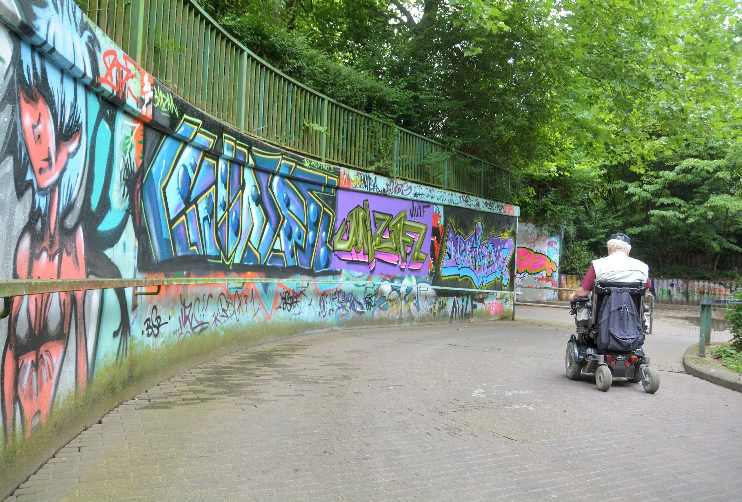 Die WAZ besucht für das Online-Feature über die Graffiti-Szene im Ruhrgebiet am Montag, 20.07.2015, Steven Blaton und seine Crew beim Live-Sprühen im Gladbecker Schürenkamptunnel. Diese Hall of Fame ist reich bebildert, aber jedes Kunstwerk kann schon am nächsten Tag wieder übermalt sein. Foto: Oliver Mengedoht / FUNKE Foto Services