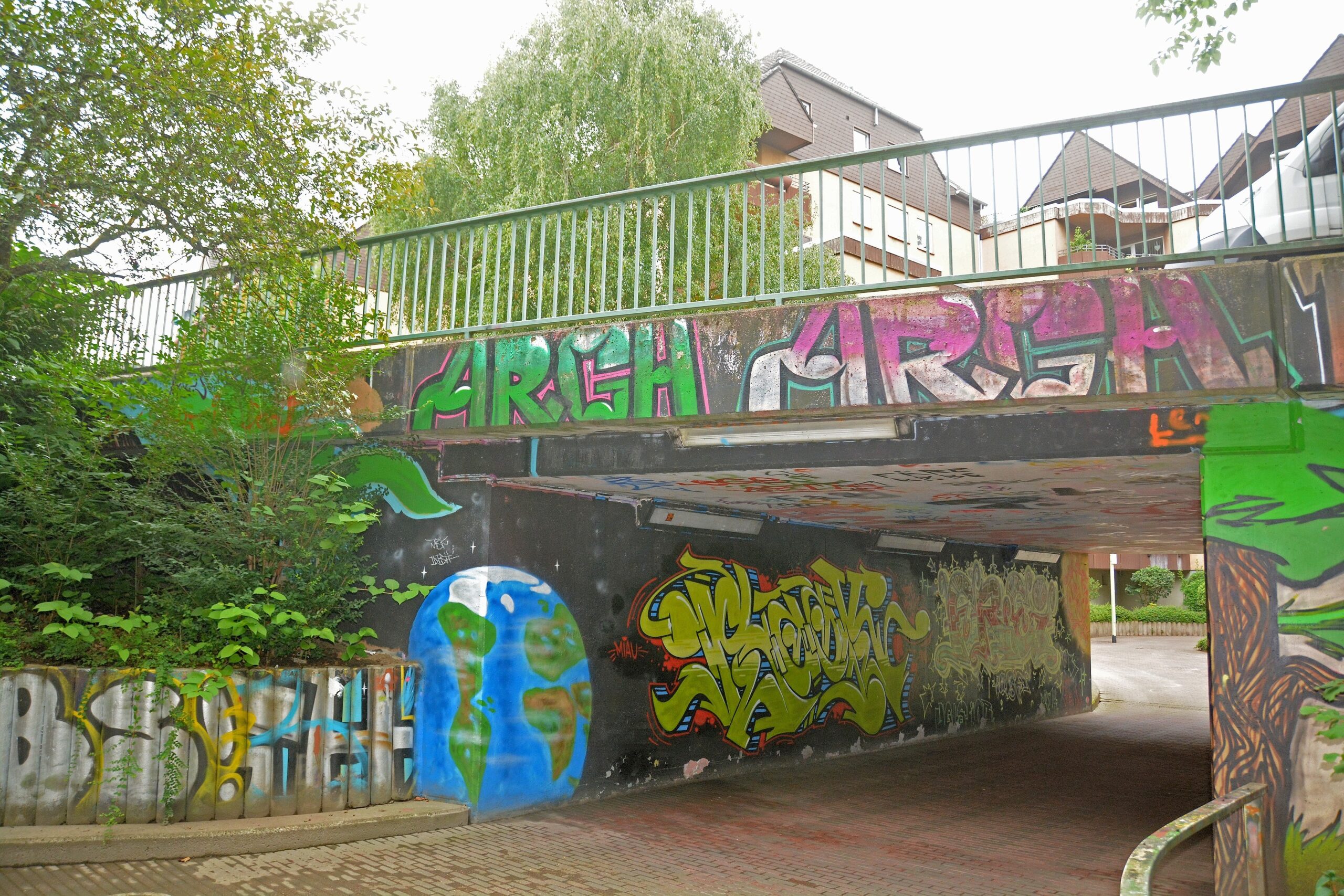 Die WAZ besucht für das Online-Feature über die Graffiti-Szene im Ruhrgebiet am Montag, 20.07.2015, Steven Blaton und seine Crew beim Live-Sprühen im Gladbecker Schürenkamptunnel. Diese Hall of Fame ist reich bebildert, aber jedes Kunstwerk kann schon am nächsten Tag wieder übermalt sein. Foto: Oliver Mengedoht / FUNKE Foto Services