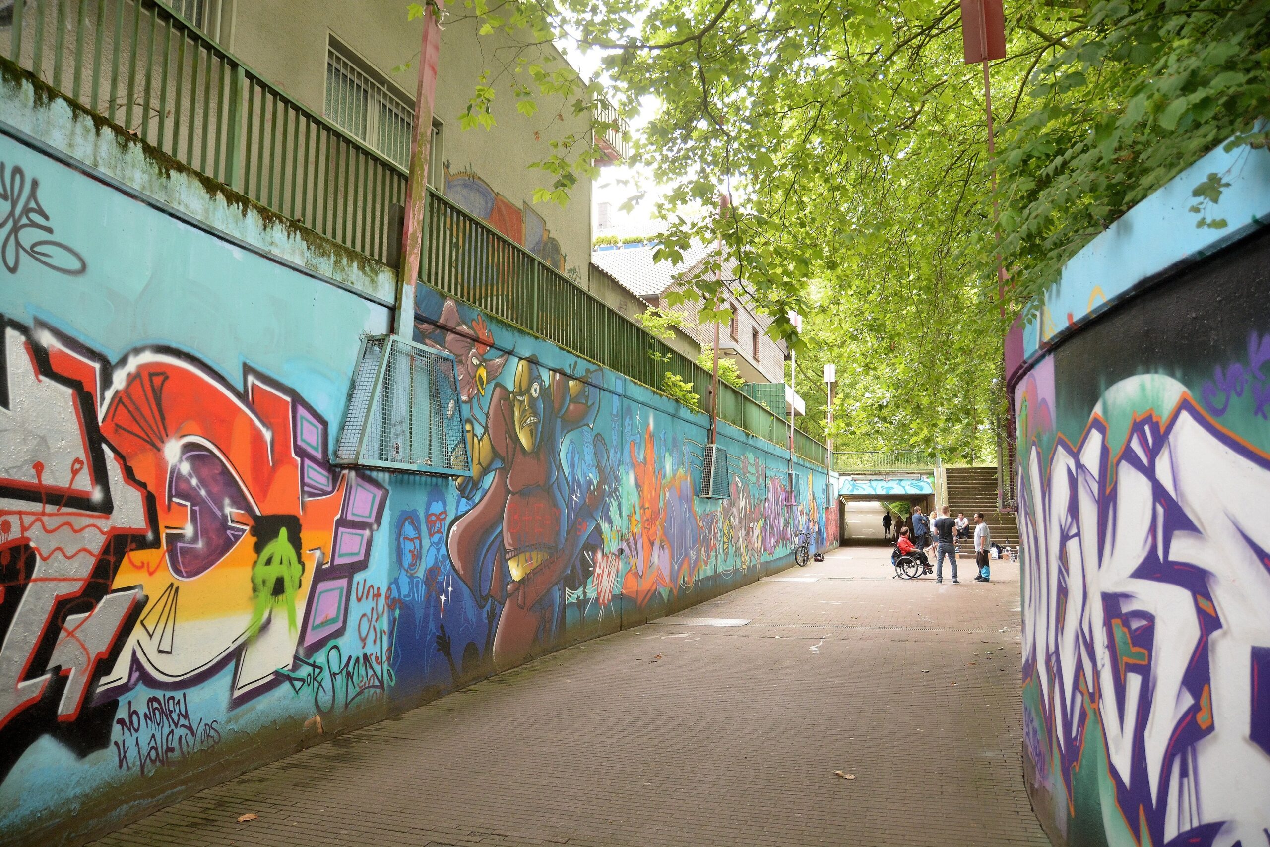 Die WAZ besucht für das Online-Feature über die Graffiti-Szene im Ruhrgebiet am Montag, 20.07.2015, Steven Blaton und seine Crew beim Live-Sprühen im Gladbecker Schürenkamptunnel. Diese Hall of Fame ist reich bebildert, aber jedes Kunstwerk kann schon am nächsten Tag wieder übermalt sein. Foto: Oliver Mengedoht / FUNKE Foto Services