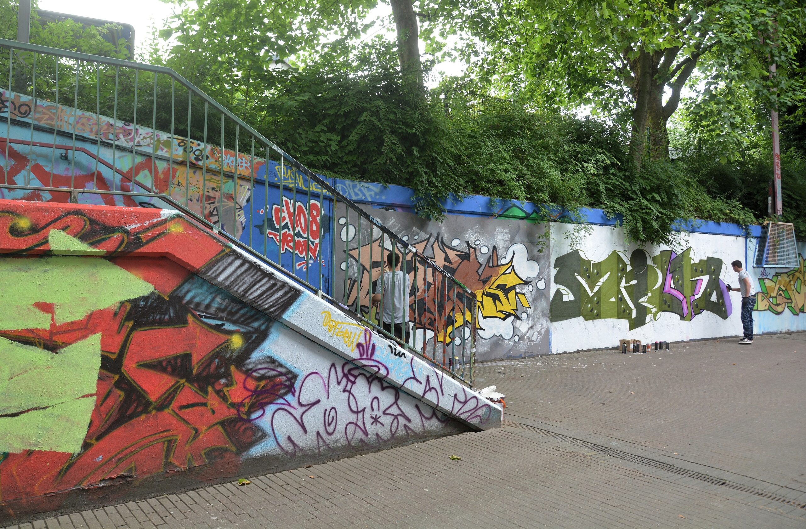 Die WAZ besucht für das Online-Feature über die Graffiti-Szene im Ruhrgebiet am Montag, 20.07.2015, Steven Blaton und seine Crew beim Live-Sprühen im Gladbecker Schürenkamptunnel. Diese Hall of Fame ist reich bebildert, aber jedes Kunstwerk kann schon am nächsten Tag wieder übermalt sein. Foto: Oliver Mengedoht / FUNKE Foto Services