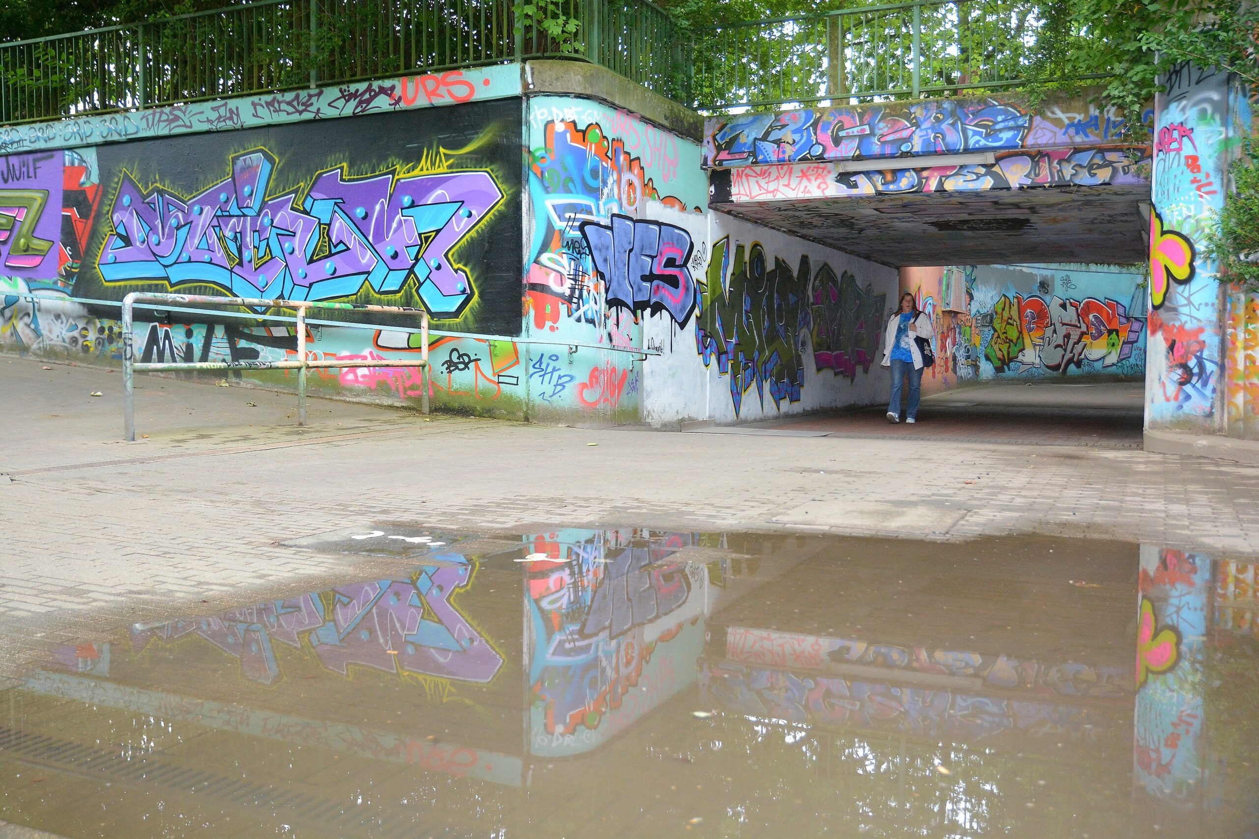 Die WAZ besucht für das Online-Feature über die Graffiti-Szene im Ruhrgebiet am Montag, 20.07.2015, Steven Blaton und seine Crew beim Live-Sprühen im Gladbecker Schürenkamptunnel. Diese Hall of Fame ist reich bebildert, aber jedes Kunstwerk kann schon am nächsten Tag wieder übermalt sein. Foto: Oliver Mengedoht / FUNKE Foto Services