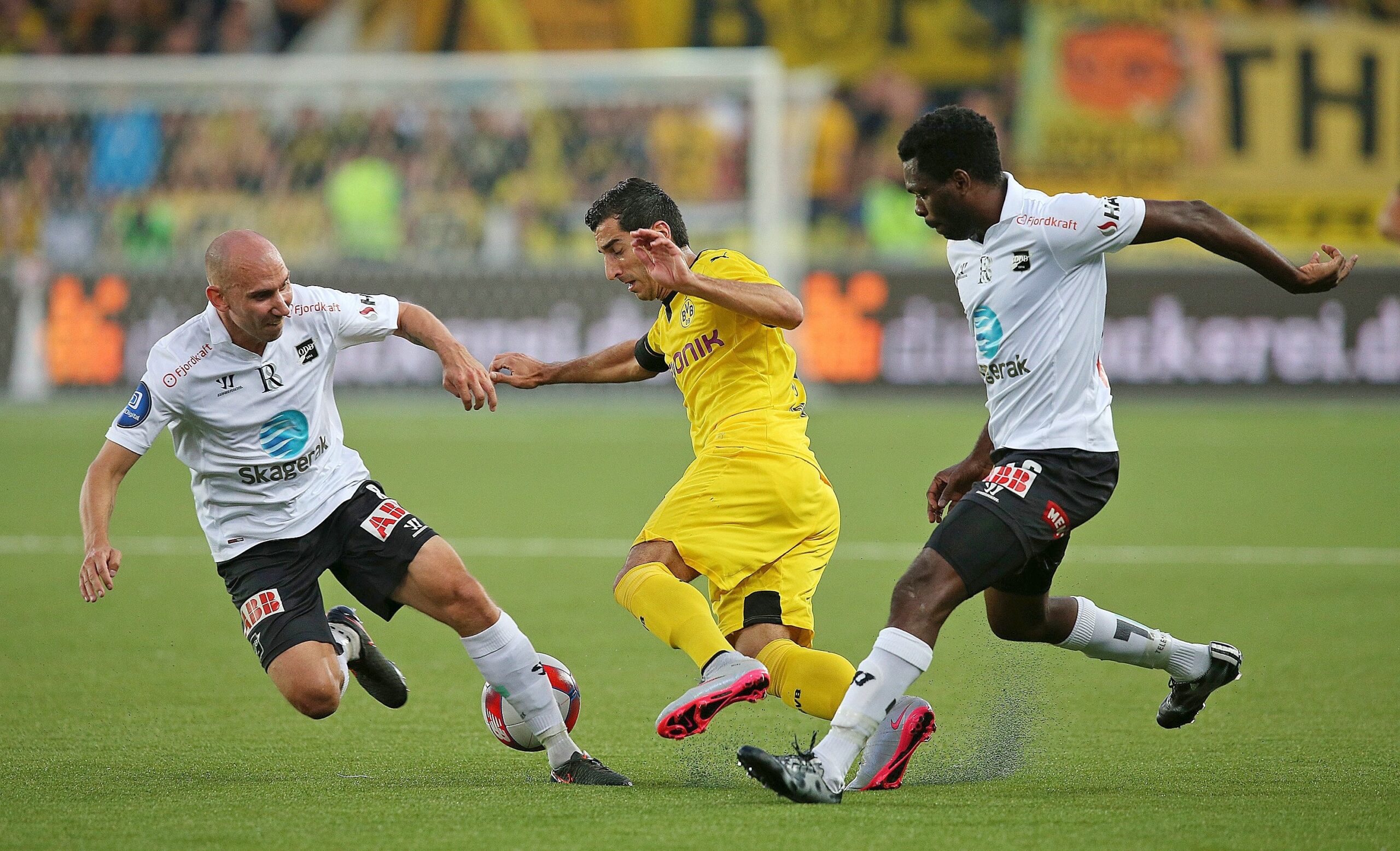 Odds BK erwischte die Borussia zunächst eiskalt: Nach 22 Minuten stand es 0:3 aus Sicht des BVB. Einziger Lichtblick in der ersten Halbzeit: Pierre-Emerick Aubameyang traf zum 1:3 (34.). In der zweiten Hälfte konnten sich die Dortmunder dann aber doch zurückkämpfen (Kagawa 47./ Aubameyang 76.), bevor Henrikh Mkhitaryan in der 84. Minute den Siegtreffer markierte.