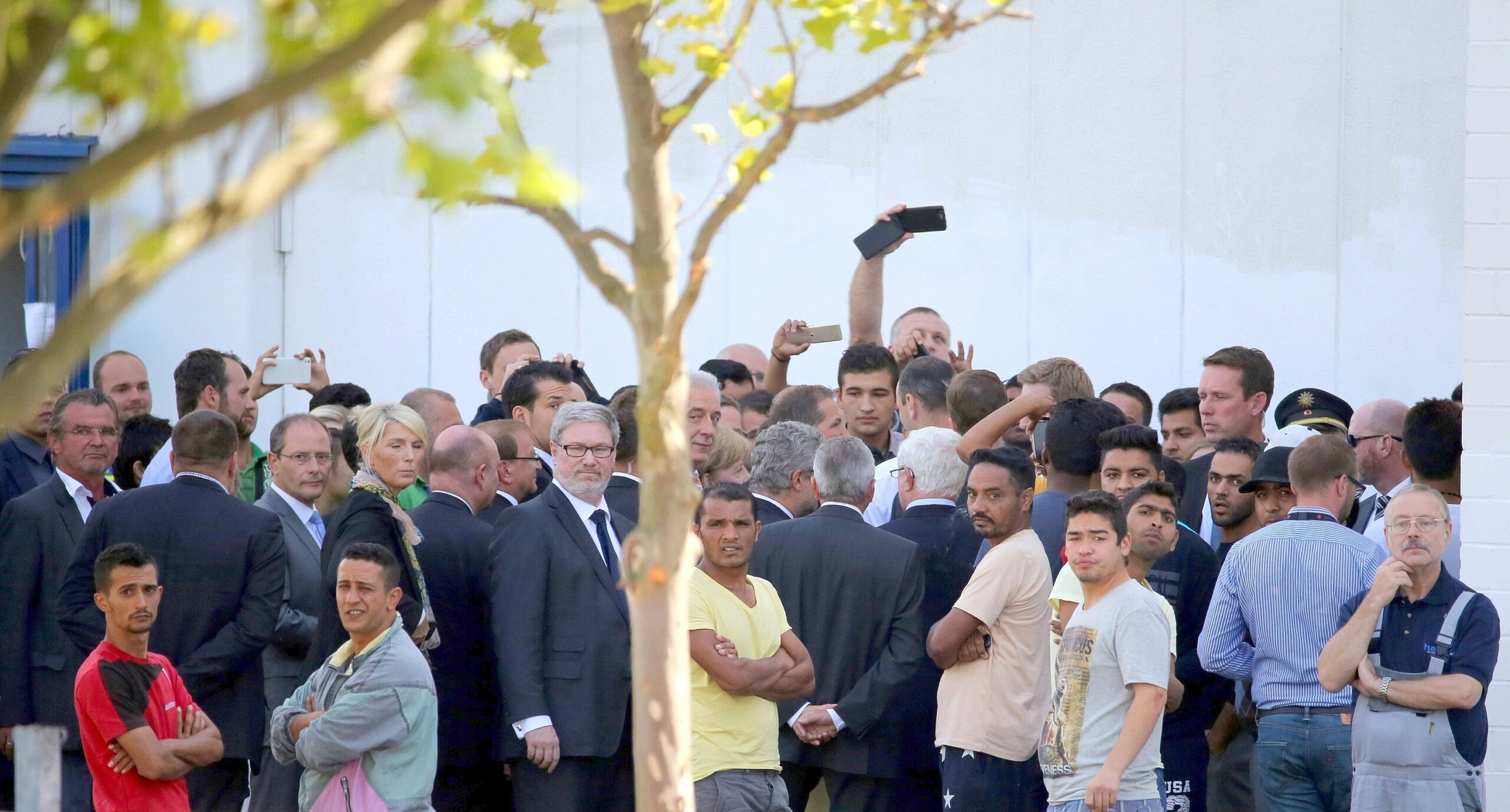 Viele Schaulustige kamen während des Besuches von Bundeskanzlerin Merkel zur Flüchtlingsunterkunft.