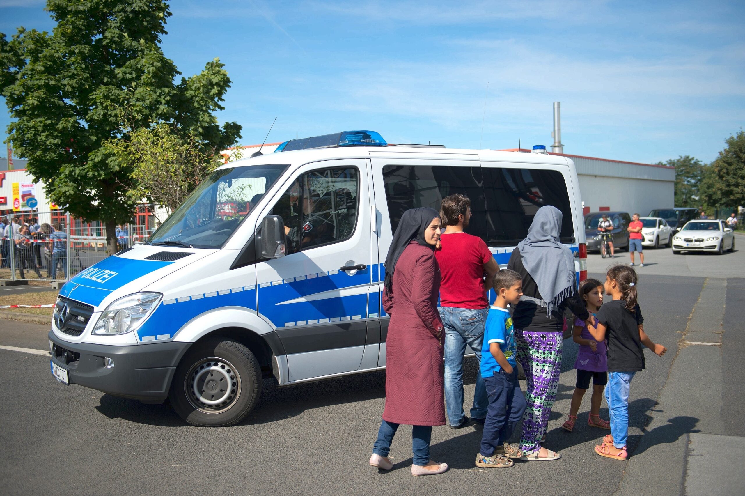 Andere Flüchtlinge hingegen stehen etwas abseits des Trubels.