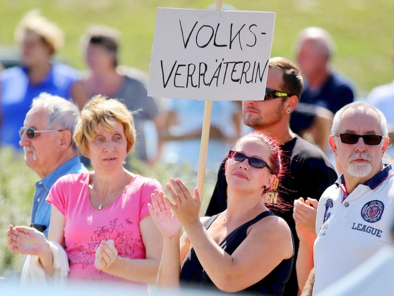 Sie riefen außerdem Volksverräterin und  Wir sind das Pack.